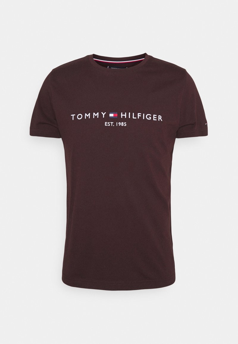 Maronfarvet bomulds T-shirt med teksten "TOMMY HILFIGER EST. 1985" i hvid og rød. Kortærmet, rund hals og blød tekstur.