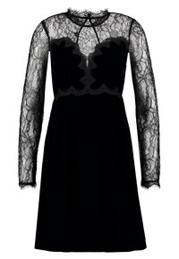 La robe noire présente un corsage en velours avec de longues manches en dentelle intricatement travaillées et un col en dentelle à bords festonnés, mettant en valeur un tissu texturé et un design élégant.