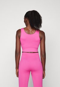 ONLY Play ONPJAIA LIFE SEAM SHORT - Top - raspberry rose