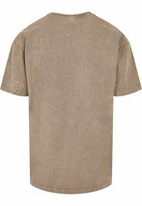 Tricou din bumbac cu un croi lejer, de culoare brown, cu mâneci scurte, gât rotund și un model texturat subtil; prezintă un aspect ușor decolorat și tiv cusut.