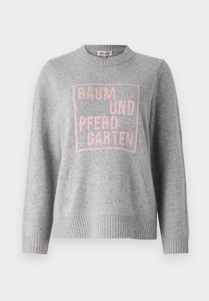 Pull gris en matériau doux avec un col et des poignets côtelés. Il présente un design textuel rose avec "BAUM UND PFERDGARTEN" dans un carré.