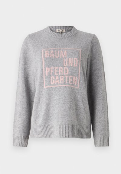 Sivi pulover od mekog materijala s rebrastim izrezom i rubovima. Ima ružičasti natpis "BAUM UND PFERDGARTEN" unutar kvadrata.