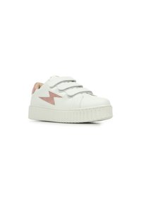 Witte leren sneakers met een gemêleerde witte zool, voorzien van drie klittenbandsluitingen en een roze suède accent aan de zijkant.