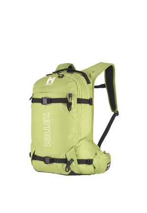 Sac à dos Millet vert clair avec bretelles noires, boucles, bretelles rembourrées et ceinture de taille, présenté en vue à trois quarts.