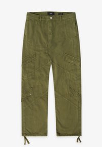 Pantalon en coton vert avec poches cargo, coutures diagonales et poignets ajustables. Dispose d'une fermeture à boutons à l'avant et de passants pour ceinture.
