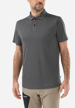 Homme portant un polo manches courtes gris foncé et un pantalon beige avec une poche zippée noire sur la cuisse gauche.