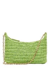 Zelená tkaná kabelka s texturovaným povrchem, vybavená zlatým řetízkem a zakřiveným tvarem. Zipové uzavření na vrchu pro bezpečné uložení.