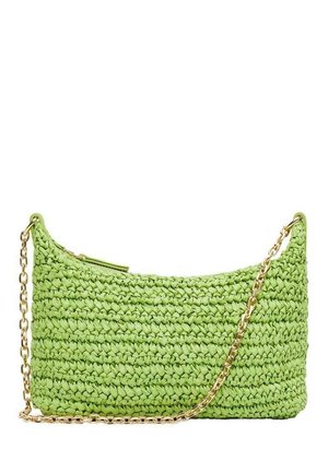 Zielona pleciona torebka o teksturowym wykończeniu, z złotym łańcuszkiem na ramię i zaokrąglonym kształcie. Zamek błyskawiczny na górze zapewniający bezpieczne przechowywanie.