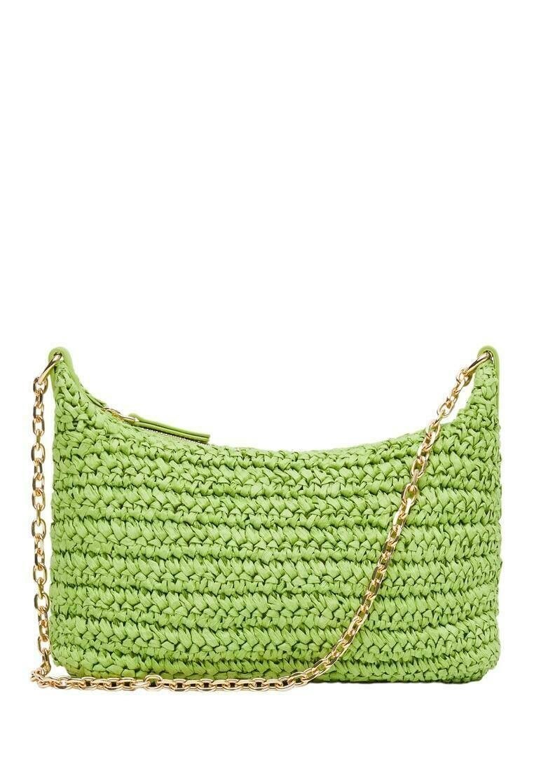 Zelená tkaná kabelka s texturovaným povrchem, vybavená zlatým řetízkem a zakřiveným tvarem. Zipové uzavření na vrchu pro bezpečné uložení.