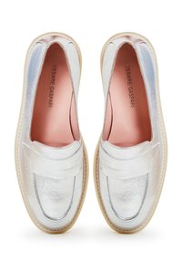 Silberne Lederloafers mit glatter Textur, rosa Innenauskleidung und kontrastierender beigefarbener Sohle. Verfügt über ein klassisches Penny-Strap-Design.