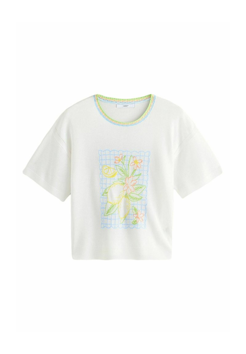 Camiseta corta de algodón blanca con mangas cortas, que presenta bordados florales coloridos sobre un patrón de cuadrícula y un cuello acanalado multicolor.