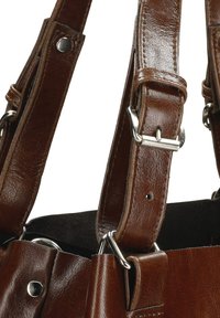 Bruine leren handtasriem met gepolijst zilver hardware, verstelbare lengte en een gladde textuur. Riemen en stiksels zijn zichtbaar.