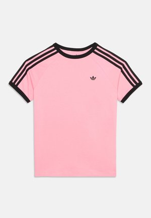 Roze T-shirt met korte mouwen, zwarte biezen aan de hals en mouwen, drie zwarte strepen op de schouders en een klein zwart logo op de borst.