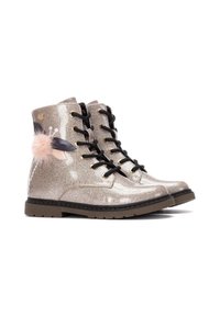Botas de tobillo plateadas brillantes con cordones negros, ojales dorados y un adorno de pom-pón rosa en el tacón. Parte superior texturizada, suela de goma.