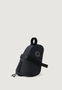 Melnis mugursoma ar konusveida dizainu, izgatavota no izturīga auduma. Aprīkota ar augšējo rokturi, regulējamu siksnu un logotipa uzlīmi sānos.