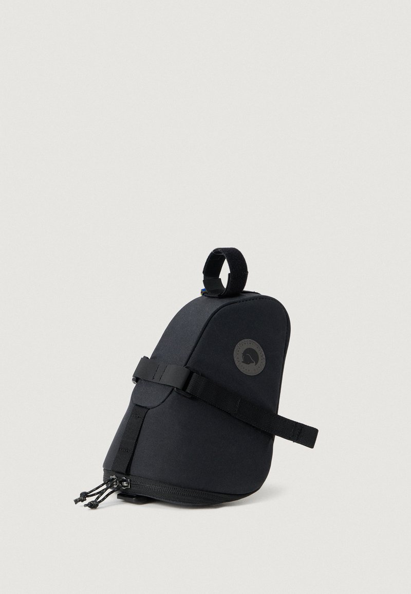 Melnis mugursoma ar konusveida dizainu, izgatavota no izturīga auduma. Aprīkota ar augšējo rokturi, regulējamu siksnu un logotipa uzlīmi sānos.