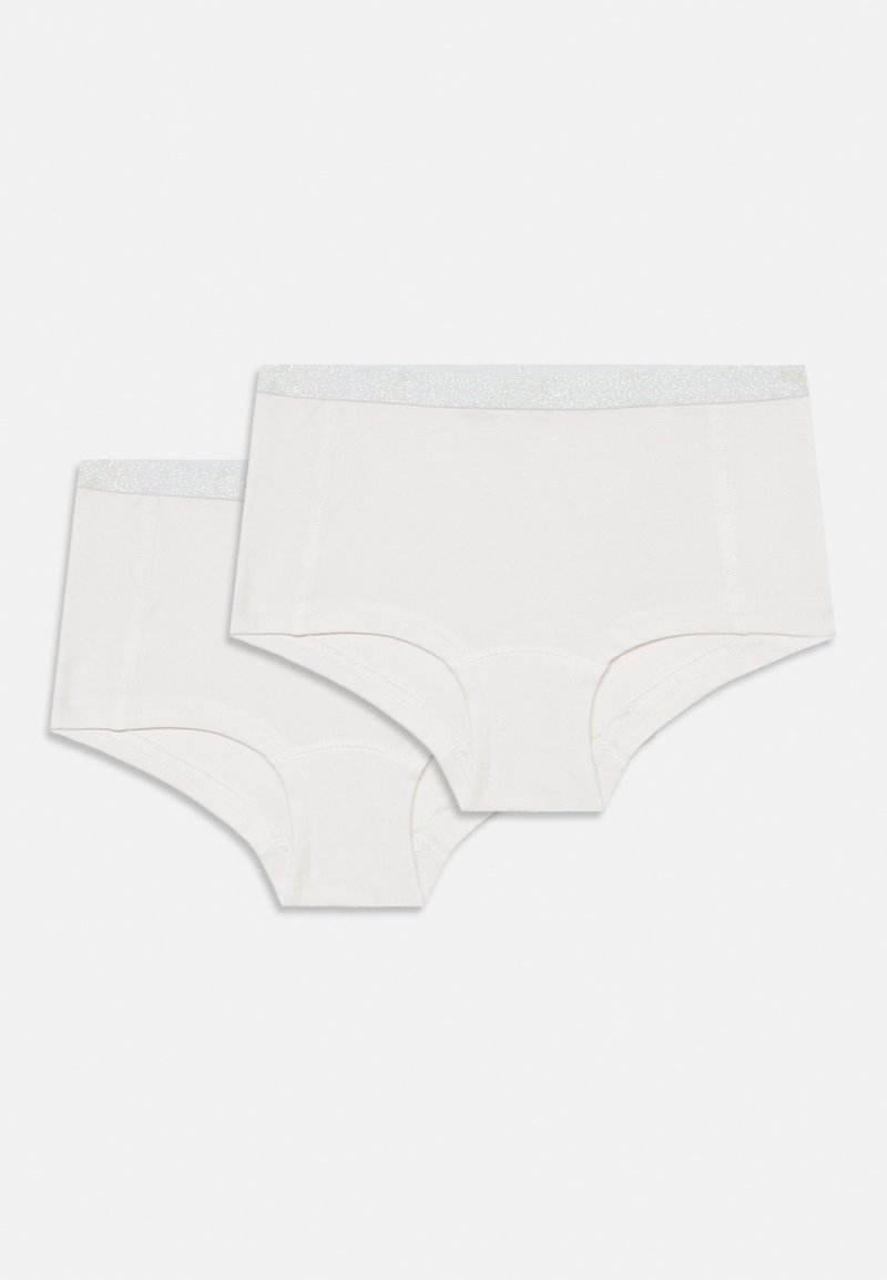 Set di boyshorts bianchi in cotone, con un cinturino glitterato. Include due taglie, con una texture liscia e senza motivi o cuciture visibili.