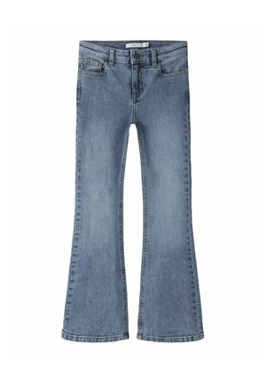Lyseblå denimjeans med vidde ben, frontknap og lynlås samt fem-lommers design, vist fladt på en hvid baggrund.