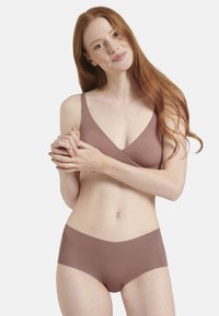 Brun sömlös bralette och hipster-set. Mjuk, elastisk kvalitet med en slät yta. Minimalistisk design, v-ringning och bekväm passform.