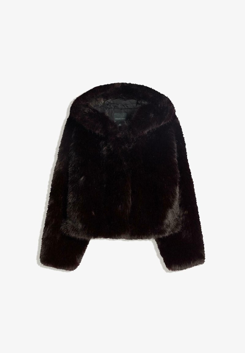 Zkrátená umelá kožušina v tmavej hnedej farbe s kapucňou, mäkkou textúrou a predným zipsovým uzáverom. Dizajn zahŕňa široké rukávy.