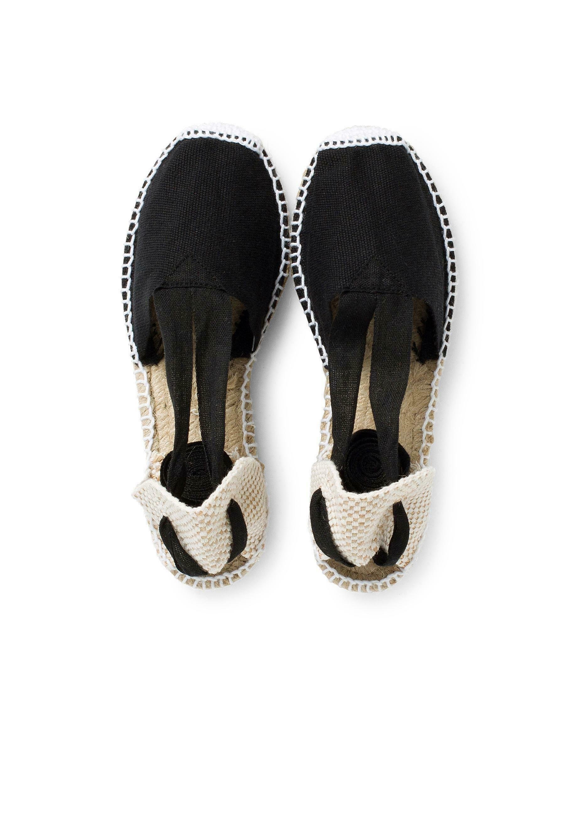 Mary Janes Aus Wildleder Mit Feiner Schnalle Und Perforierungen
