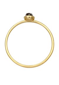 Guld ring med en glat, poleret bånd og en rund, mørk stenindfatning på toppen. Ringen har et minimalistisk design uden yderligere udsmykninger.