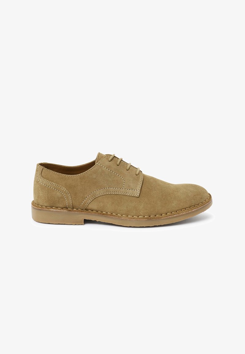 Chaussure de ville à lacets pour homme en daim camel avec détails cousus et semelle en caoutchouc, présentée en profil droit sur fond blanc.