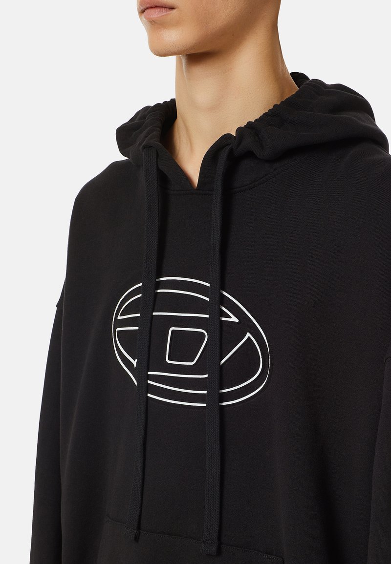Sweatshirt noir avec capuche à cordon de serrage, arborant un logo ovale blanc. Tissu doux et coupe décontractée. Design minimaliste, sans accents supplémentaires.