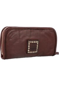 Portafoglio in pelle marrone dalla forma rettangolare, con un pannello decorato da borchie e una chiusura a zip in argento. Texture liscia con dettagli minimi.