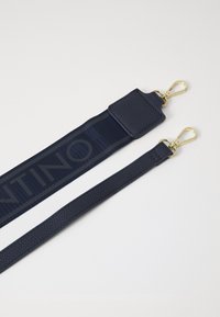 Cinturino blu navy in pelle testurizzata e materiale tessile, con clip in metallo dorato e logo "VALENTINO" in colore a contrasto.