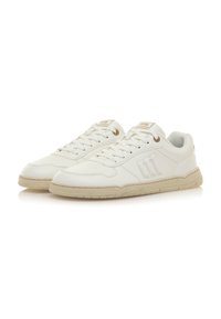 Zapatillas de cuero blancas con un diseño de bajo corte, suela de goma beige y cordones planos. Los detalles notables incluyen tres rayas en relieve en el lateral.