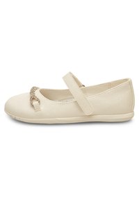 Beige Leder-Ballerina mit strukturierter Oberfläche, versehen mit einer dekorativen Kettenakzent und einem Klettverschluss für einfaches An- und Ausziehen. Flache Sohle.