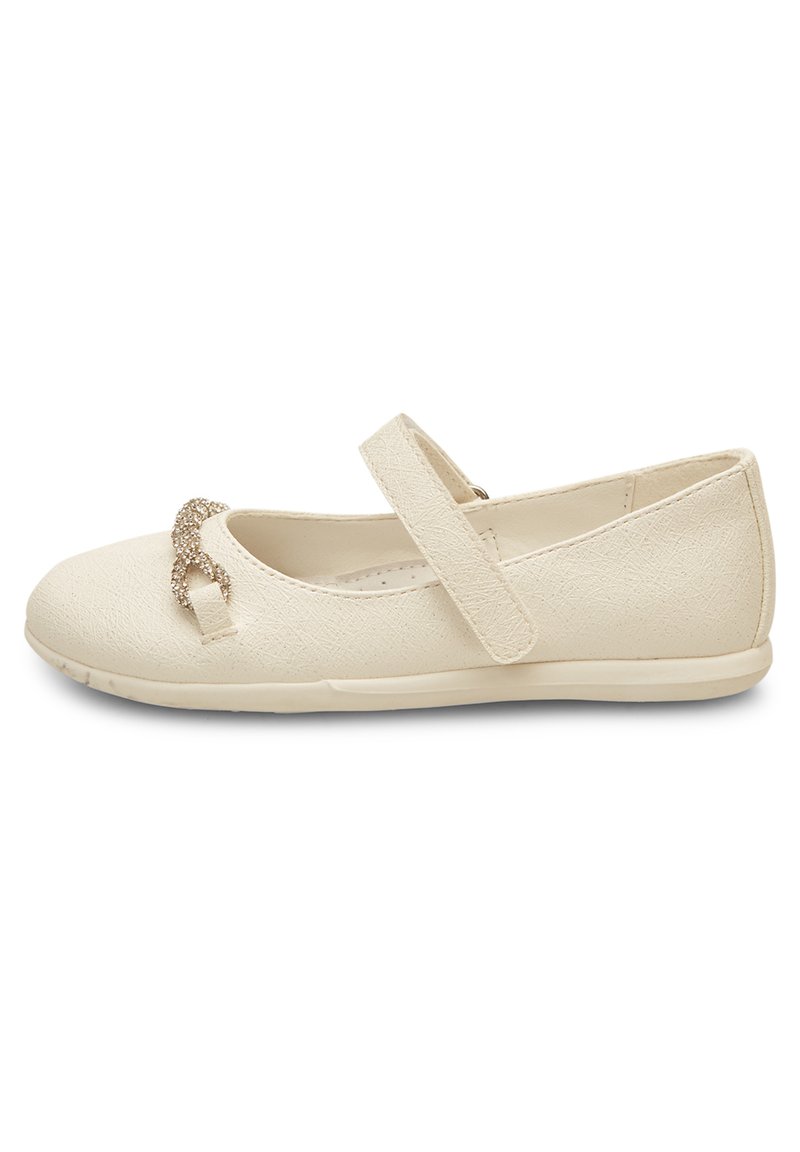 Beige Leder-Ballerina mit strukturierter Oberfläche, versehen mit einer dekorativen Kettenakzent und einem Klettverschluss für einfaches An- und Ausziehen. Flache Sohle.