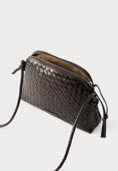 Πλεκτός δερμάτινος φάκελος σε σκούρο καφέ με κλείσιμο με φερμουάρ, υφασμένη επιφάνεια και ρυθμιζόμενο πλεγμένο λουρί. Διαθέτει επένδυση στο εσωτερικό.