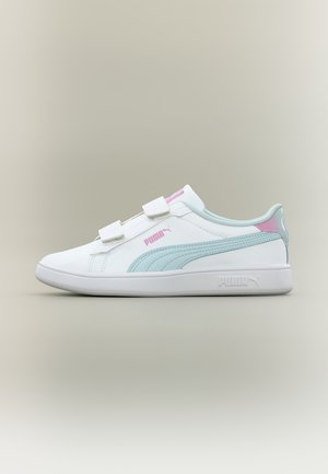 Baskets blanches Puma avec une bande bleu clair, des accents roses et deux bandes Velcro sur un fond neutre.