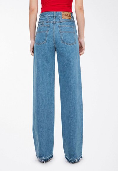Laiad sinised denim teksased frakitud servaga. Tagaküljel on pruun bränditud silt ja kaks tagakotist. Puuvillane kangas tekstuuriga viimistlusega.