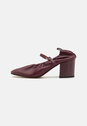 Maison Kitsuné Classic heels - redstar