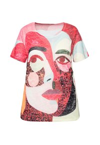 Camiseta de manga corta con un diseño abstracto colorido de una cara, en tonos de rosa, rojo y verde, confeccionada en una tela suave.