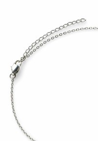 Chaîne en métal argenté comportant deux rangs avec un fermoir homard. Texture lisse avec des maillons entrelacés, reflétant la lumière grâce à une finition polie.