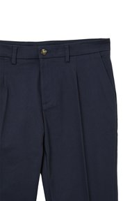 Pantaloni blu navy con passanti per cintura, tasche laterali, pince anteriori e chiusura a bottoni singolo in vita.