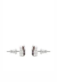 Boucles d'oreilles en argent ornées d'une pierre précieuse facettée de couleur rouge foncé, conçues avec une forme hexagonale et des accents en métal lisse.