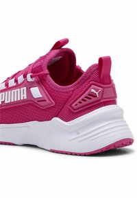 Puma RETALIATE LAUFS - Zapatillas - pink white