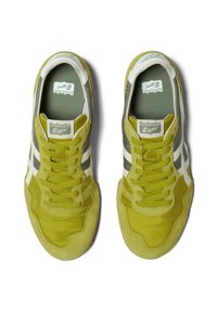 Sneakers verde in suede con accenti bianchi e strisce grigie, caratterizzati da una forma arrotondata, una parte superiore testurizzata e una soletta imbottita.