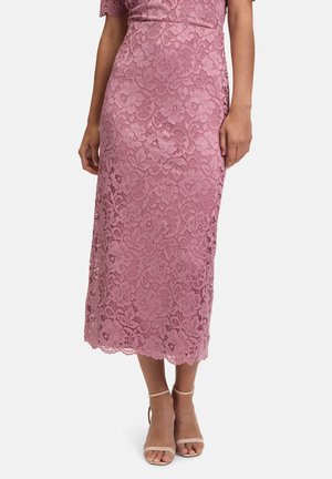 Blonder midi kjole i støvet rose, med blomster mønstre, korte ærmer og en tætsiddende silhuet, parret med nude strop sandaler.