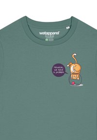 Grünes Baumwoll-T-Shirt mit einer cartoonhaften orangefarbenen Katze in einem Glas, mit einer Sprechblase, die sagt: "Houston, wir haben ein Problem."