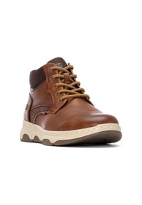 Botín de cuero marrón hasta el tobillo con punta redonda, cuello acolchado y suela de goma beige. Presenta detalles de cordones en marrón y tostado.