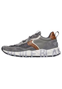 Grau Wildleder- und Stoff-Sneaker mit braunen Lederelementen, strukturierten Überzügen, Logo an der Ferse und einer gemusterten weißen und grauen Sohle.
