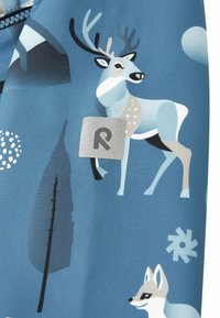 Blauwe stof met een gestileerde rendier, vos, bomen en sneeuwvlokken in tinten blauw en grijs; inclusief een zilveren logo patch.