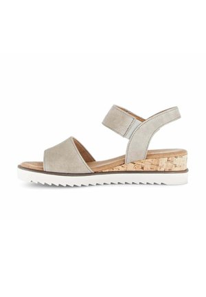 Beige suède sandalen met open teen, verstelbare enkelriem, kurkwedgehak en witte geribbelde rubberen zool.