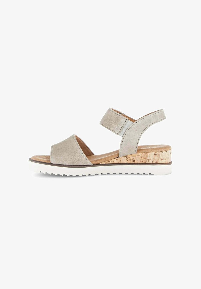 Beige suède sandalen met open teen, verstelbare enkelriem, kurkwedgehak en witte geribbelde rubberen zool.